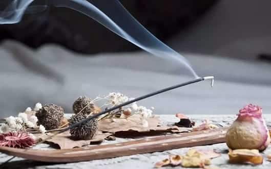 نکات مهم زمان روشن کردن عود و معانی مختلف حرکت دود آن در فضا