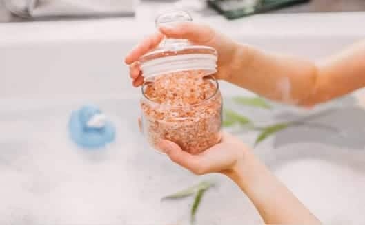 کاربرد، فواید و مزایای استفاده از نمک حمام