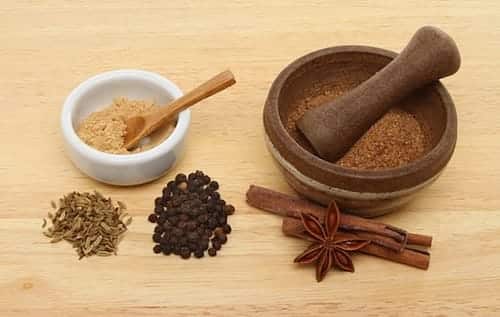 آشنایی با عود و انواع آن و فواید روشن کردن آن در محیط