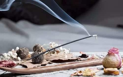 بررسی فواید و خواص عود در احادیث و روایات