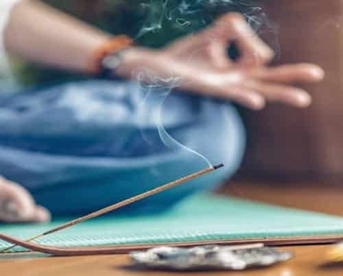 مناسب ترین زمان برای روشن کردن عود در مواقع مختلف و دلایل آن